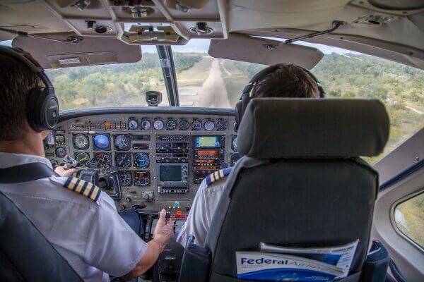 Blick ins Cockpit eines Flugzeugs