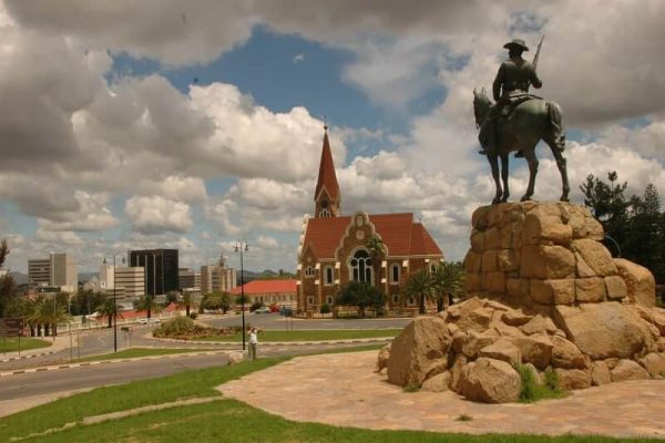 WINDHOEK Church of Christ mit Reiterdenkmal